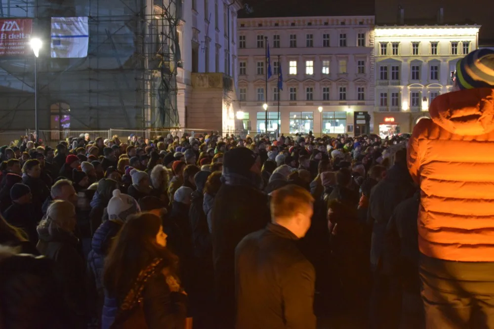 FOTO: Asi tisícovka lidí protestovala v Olomouci proti Babišovi i "komunistické mlátičce" Ondráčkovi