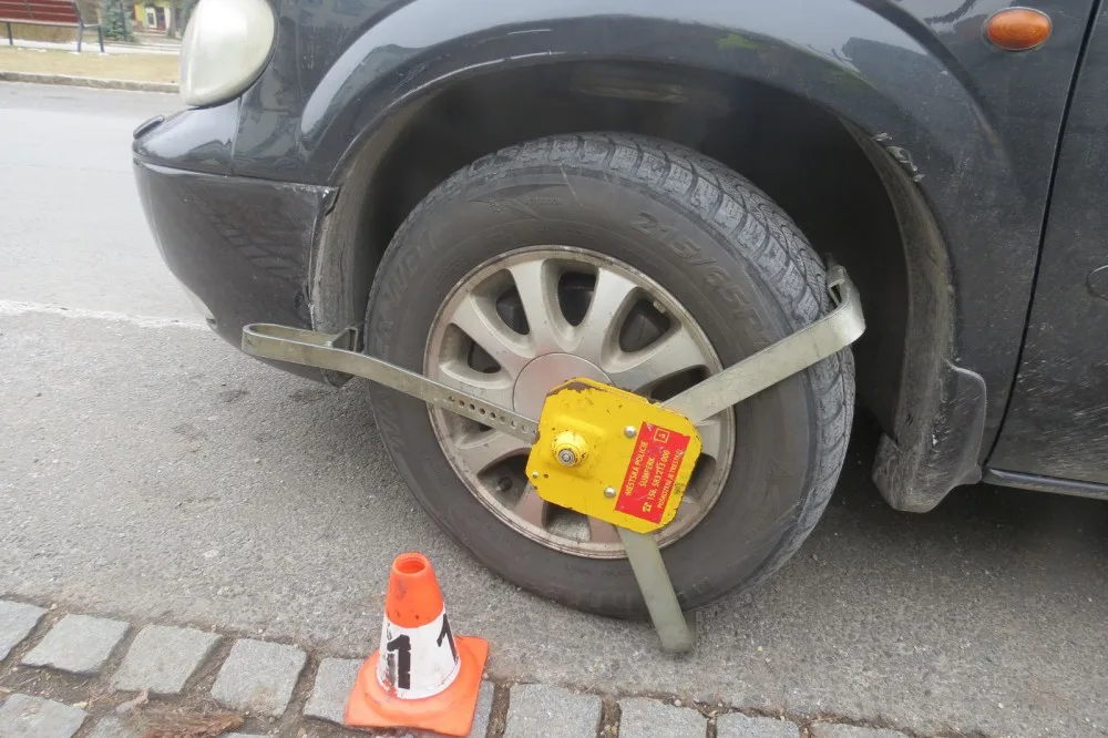 Řidič nevěnoval pozornost botičce připevněné na kole svého auta a s vozidlem se rozjel