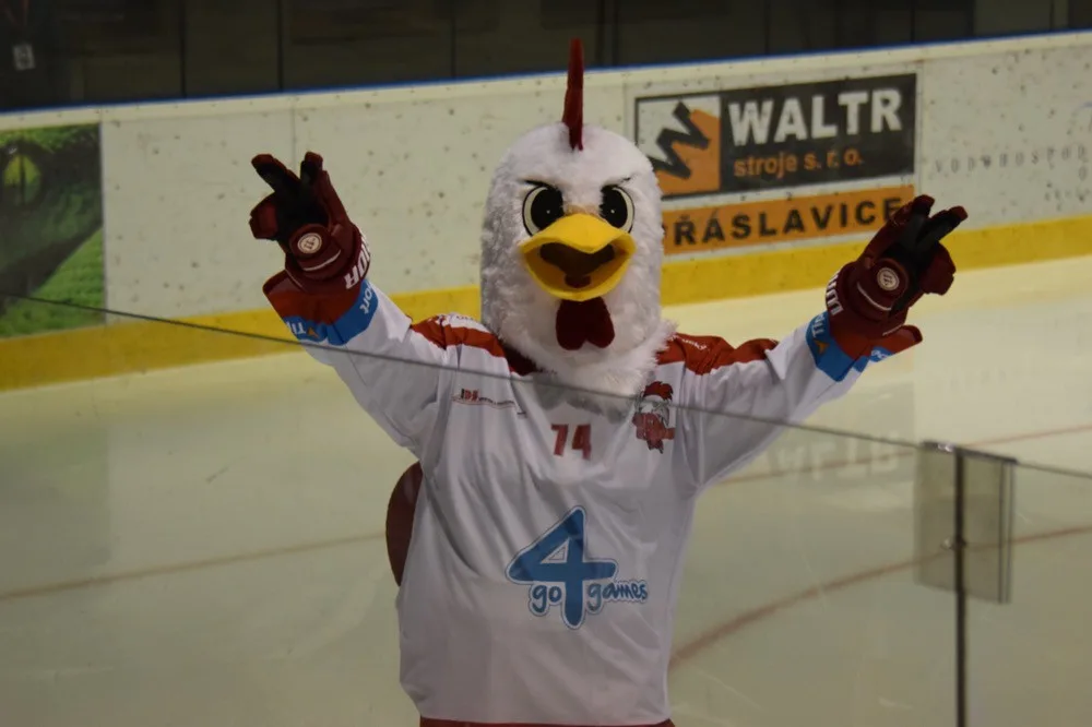 FOTO: Kohouti do play-off vstoupili s novým maskotem