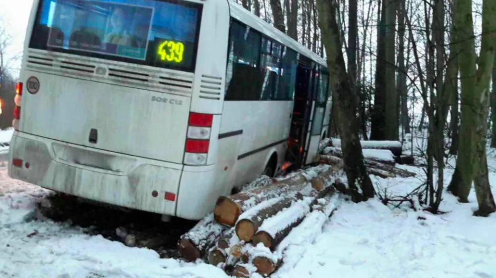U Laškova se na zledovatělé cestě střetl autobus s dodávkou. Cestující zůstali v autobusu uvězněni