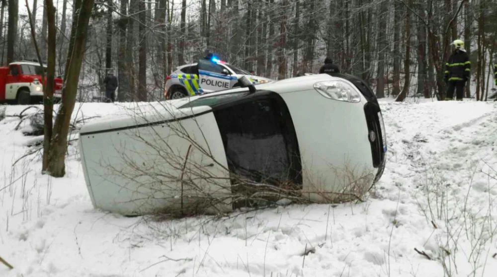 Dvě jednotky hasičů zaměstnala nehoda převrácené dodávky u Branné