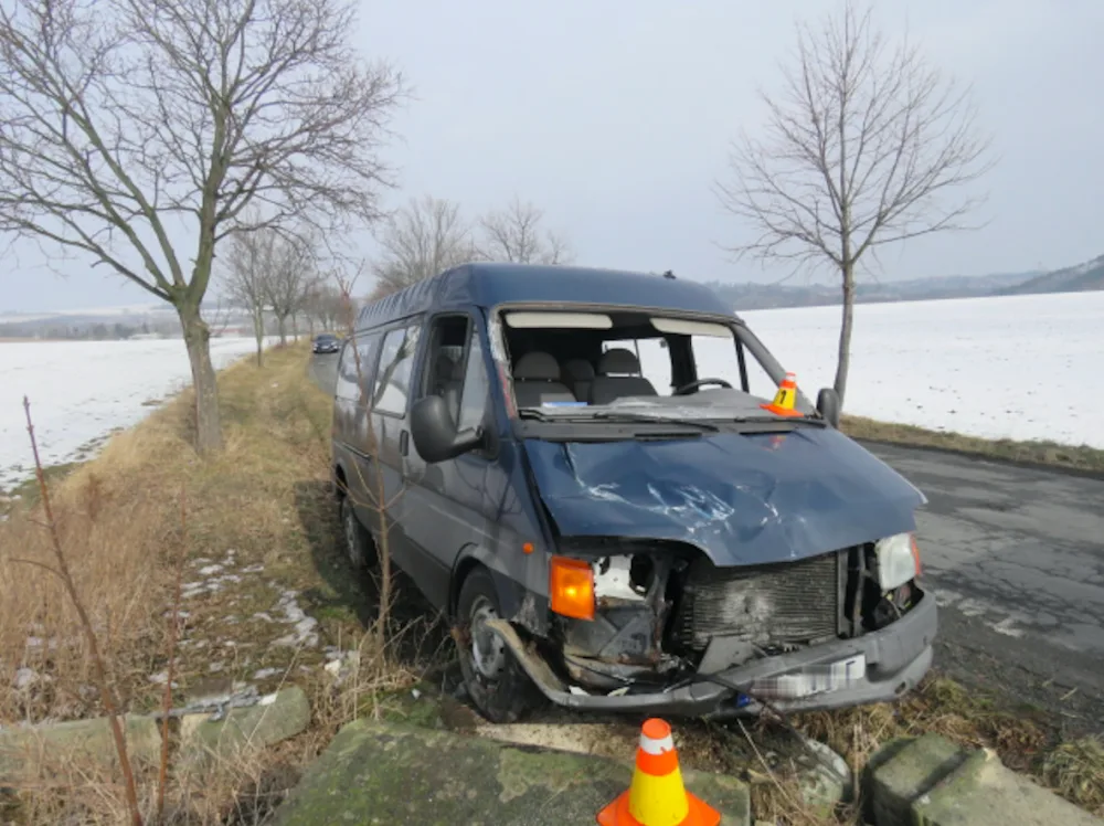 Mladík se dostatečně nevěnoval řízení a narazil autem do kříže u cesty