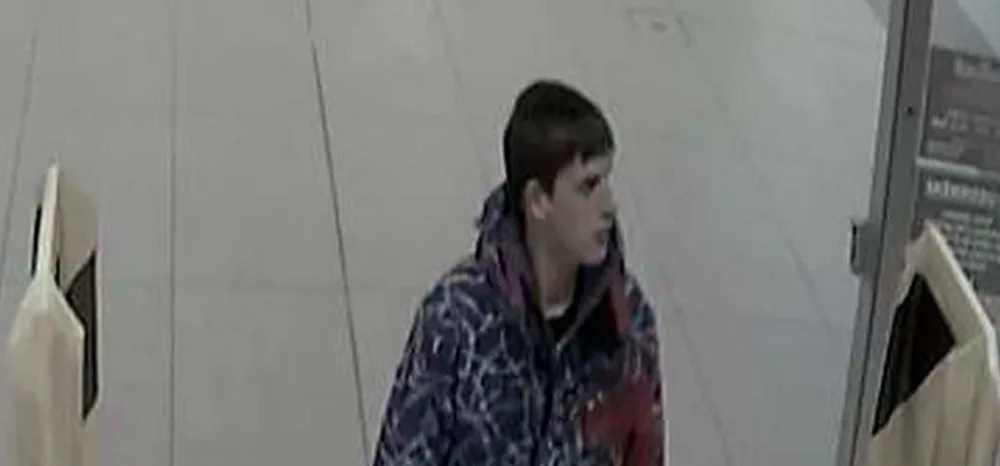 Zloděj kradl v obchodní galerii oblečení, zachytila ho kamera. Policie po něm nyní pátrá