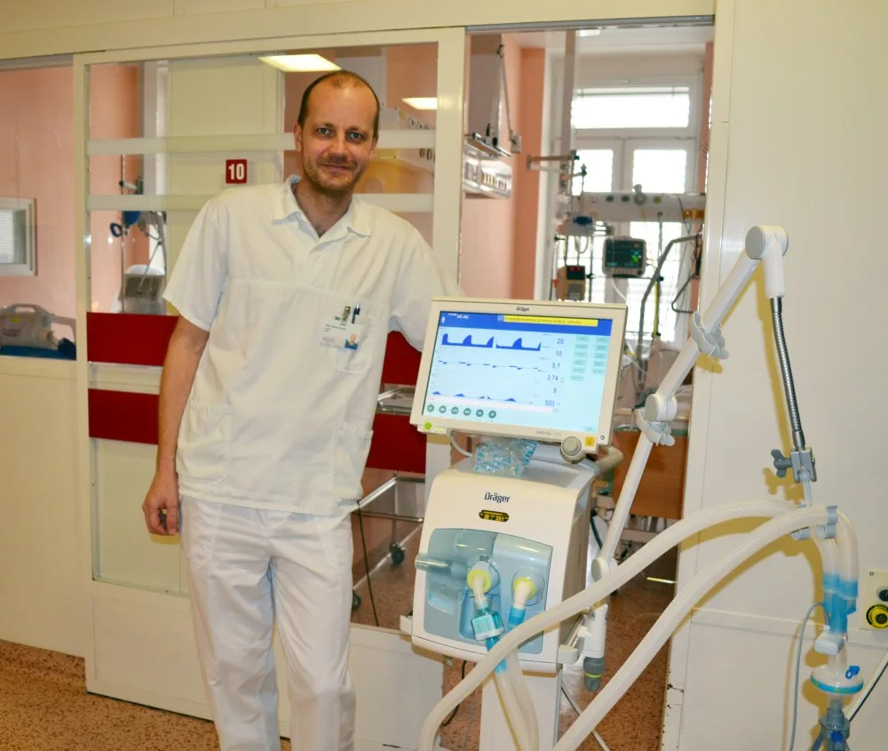 primář oddělení ARO MUDr. Marian Olejník ukazuje nový přístroj