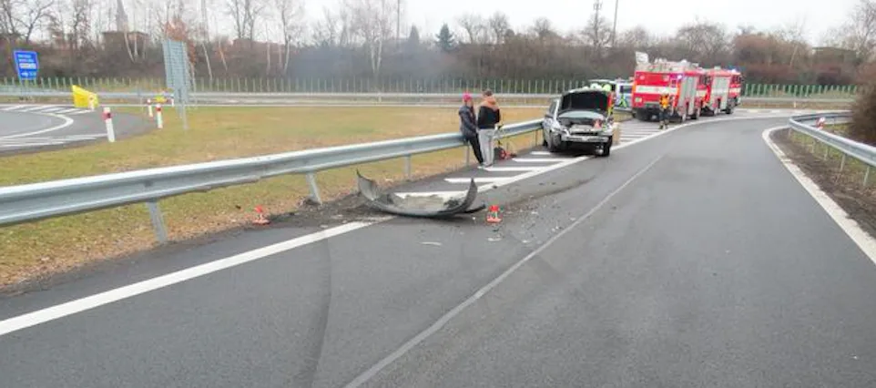 Osmnáctiletá řidička nezvládla zatáčku, po smyku skončila ve svodidlech