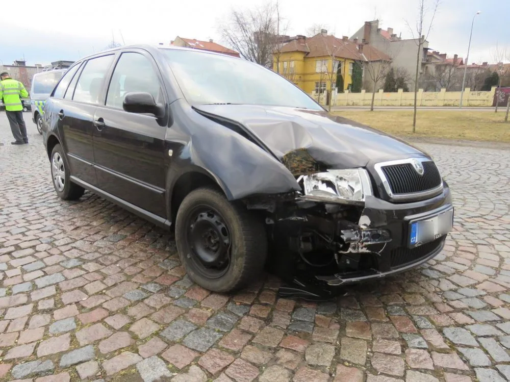 Opilý řidič boural a poté jel ještě šest kilometrů do města. Po probuzení se ke všemu přiznal policii