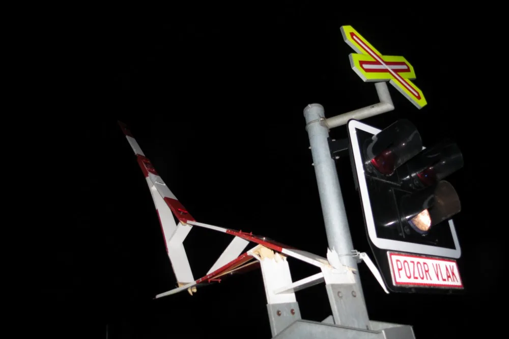 Řidič narazil do závory na přejezdu a z místa nehody ujel. Policie hledá svědky
