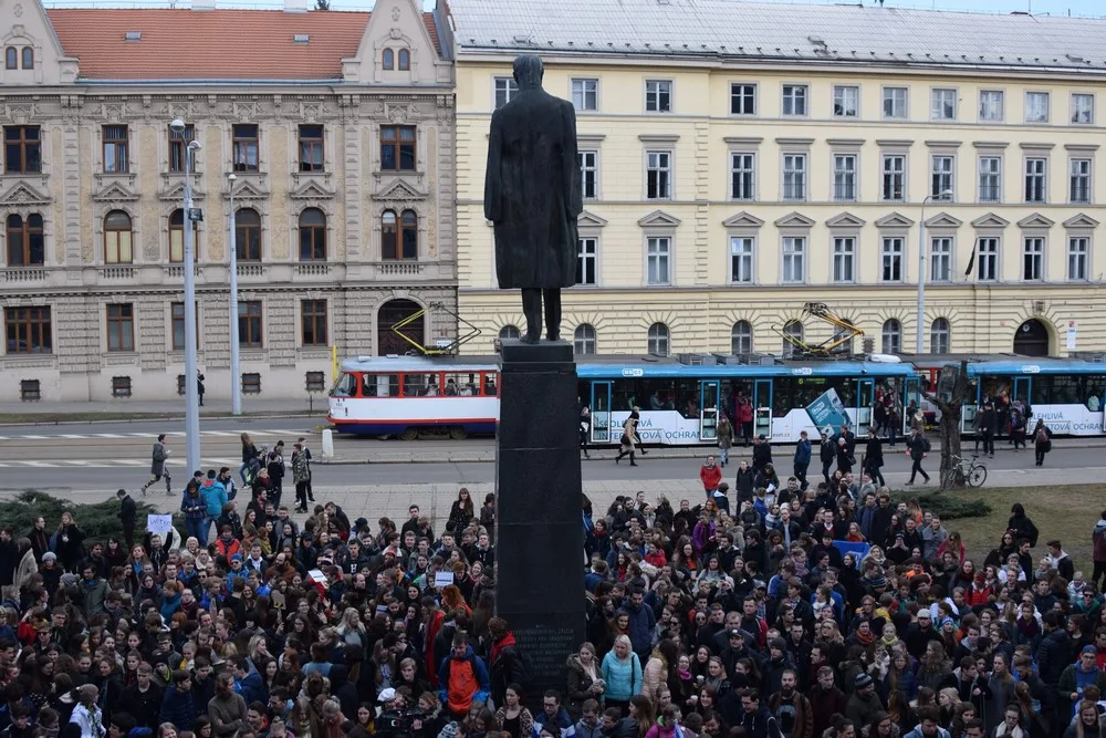 FOTOGALERIE: Studenti v Olomouci demonstrovali za ústavní hodnoty