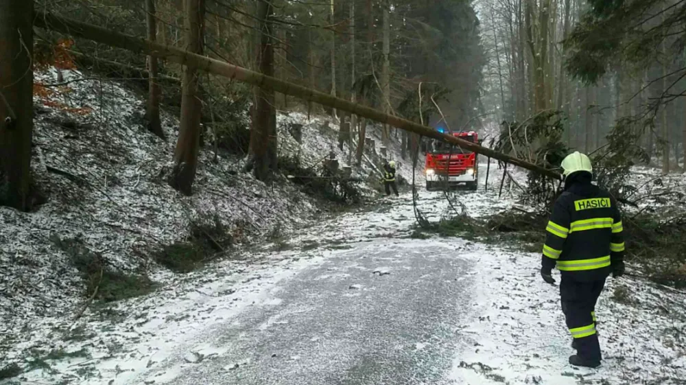 AKTUÁLNĚ: Hasiči v kraji mají plné ruce práce s následky silného větru