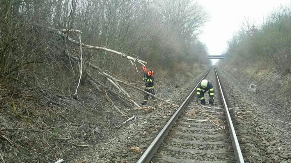 Hasiči vyjížděli v kraji kvůli větru už k osmdesáti případům, mezi Šterberkem a Pasekou narazilo auto do stromu