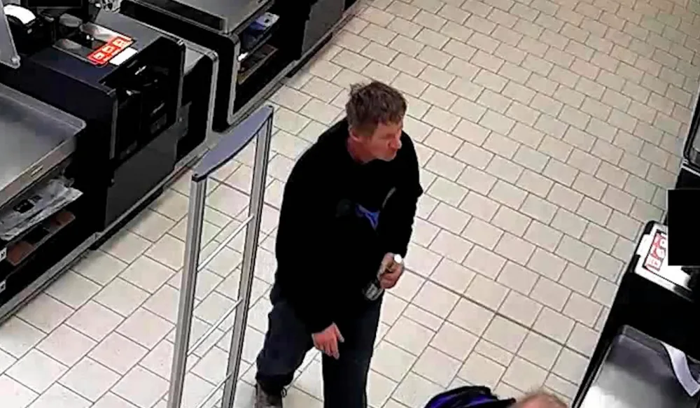 Policie hledá muže, který odcizil láhev vodky za sto korun