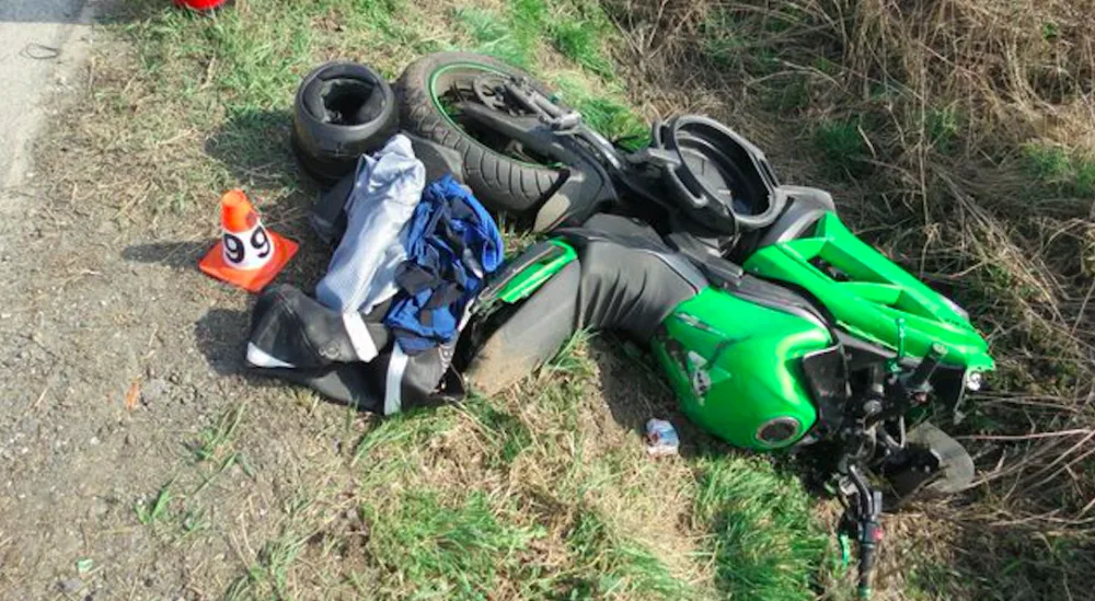 Osmnáctiletý motorkář havaroval při předjíždění traktoru. Na stroj neměl řidičské oprávnění
