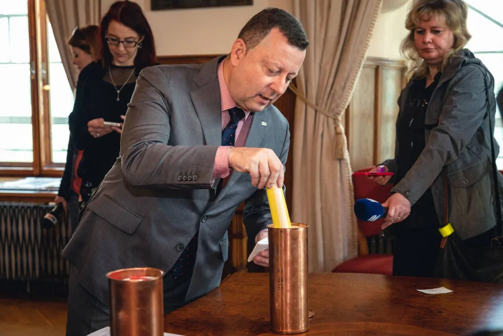 FOTO: Do věžičky olomoucké radnice zástupci města uložili aktuální dokumenty pro další generace