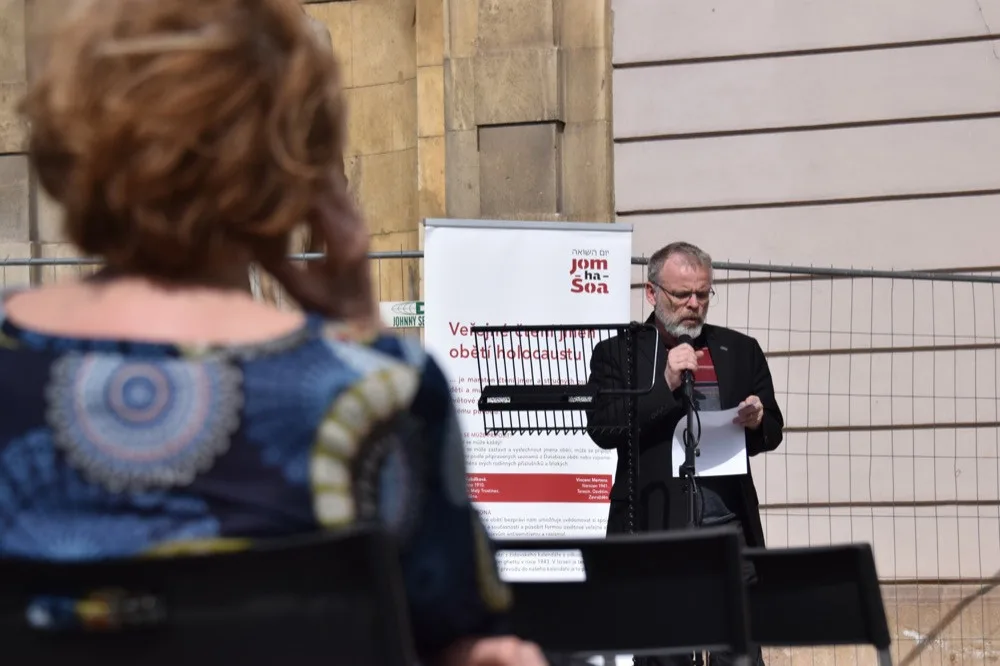FOTO/VIDEO: Na Horním náměstí proběhlo veřejné čtení jmen obětí holocaustu