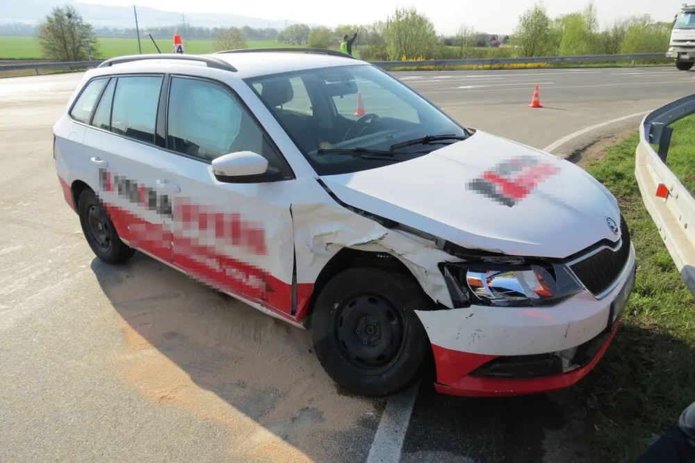 Řidič nedal v křižovatce přednost. Výsledkem nehody je zraněná osoba a škoda za 400 tisíc