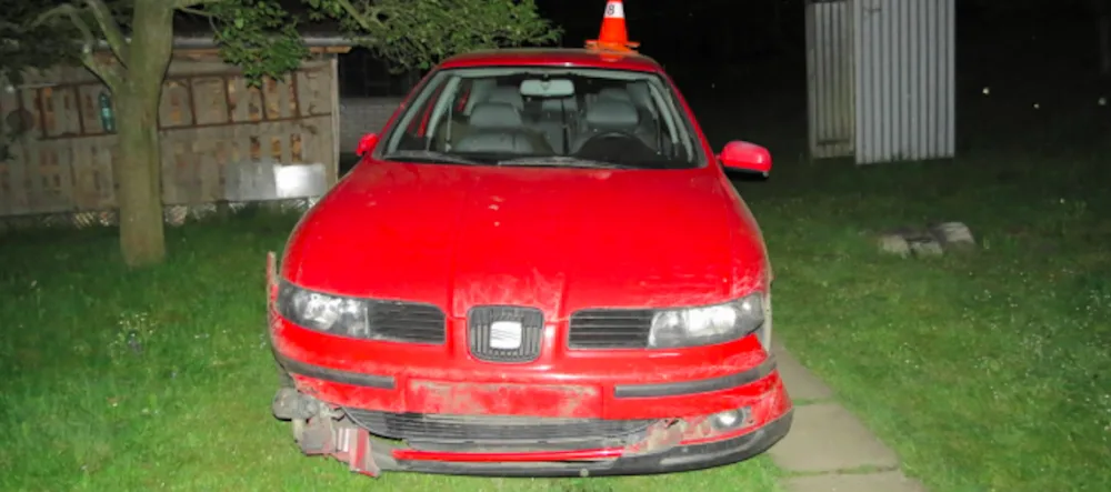 Řidič usedl za volant s třemi promile, s autem skončil v zahradě domu