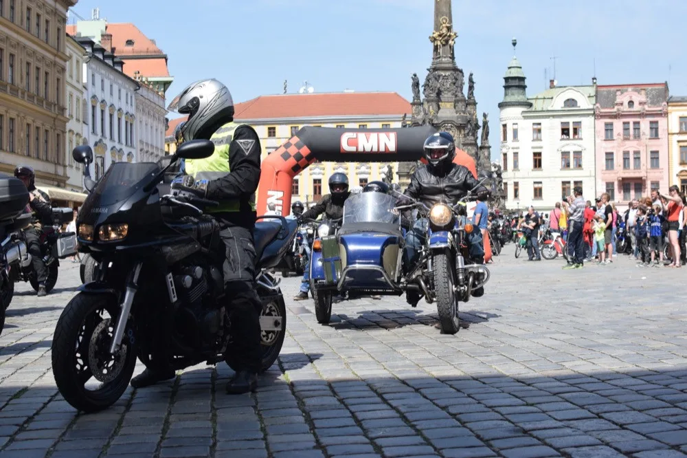 FOTO/VIDEO: Z Horního náměstí vyjely v poledne stovky motorkářů, oficiálně tak začala jejich sezóna