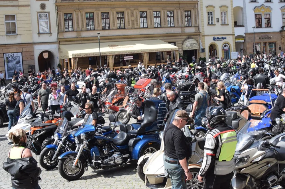FOTO/VIDEO: Z Horního náměstí vyjely v poledne stovky motorkářů, oficiálně tak začala jejich sezóna