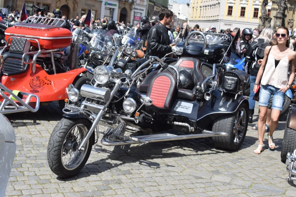 FOTO/VIDEO: Z Horního náměstí vyjely v poledne stovky motorkářů, oficiálně tak začala jejich sezóna