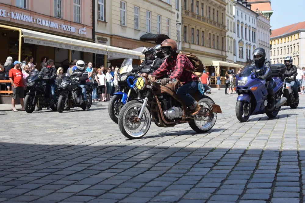 FOTO/VIDEO: Z Horního náměstí vyjely v poledne stovky motorkářů, oficiálně tak začala jejich sezóna