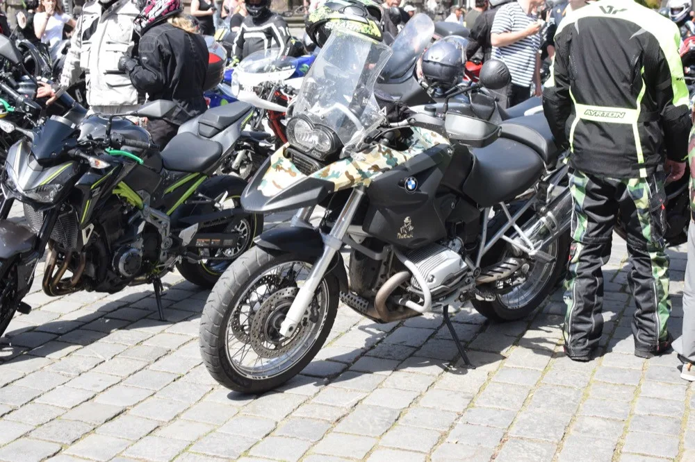 FOTO/VIDEO: Z Horního náměstí vyjely v poledne stovky motorkářů, oficiálně tak začala jejich sezóna