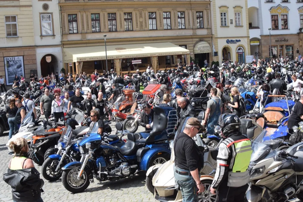 Z Horního náměstí vyrazilo v neděli na spanilou jízdu 1300 motorkářů, padl rekord