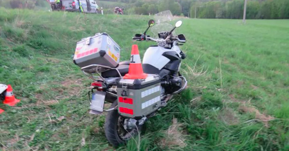 Motorkář nezvládl začátku, narazil do pařezu a těžce se zranil. Letěl pro něj záchranářský vrtulník
