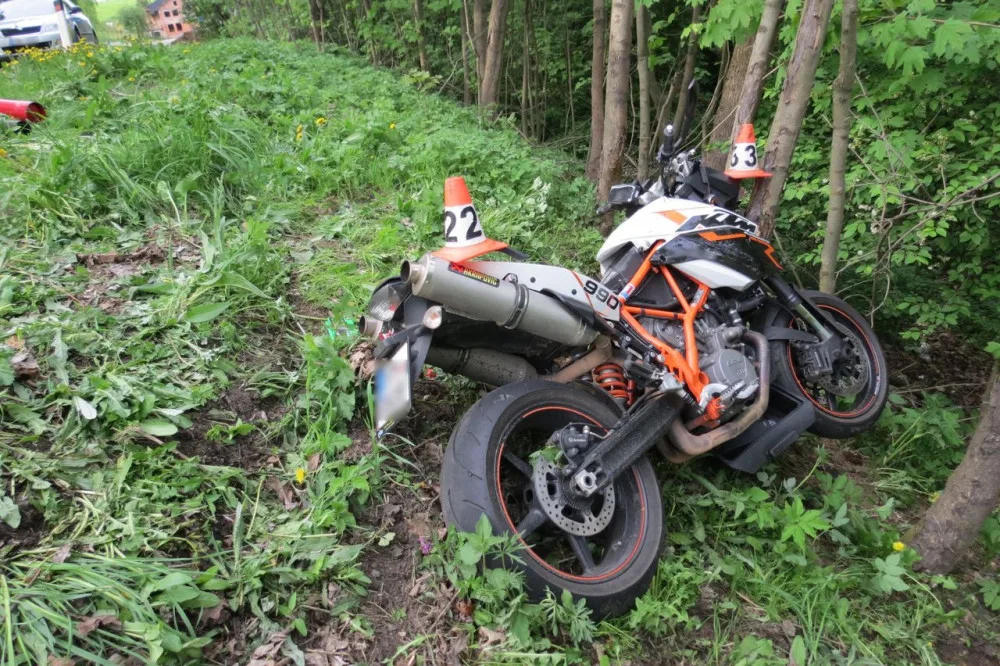 Mladý motorkář nezvládl zatáčku a se svým strojem narazil do stromu. Musel pro něj vrtulník