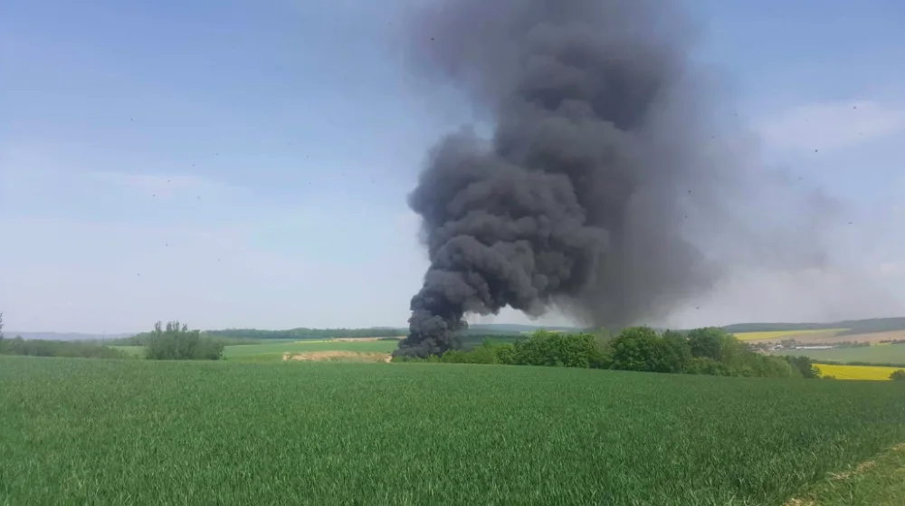 FOTO: V Hradčanech u Přerova hořela velká skládka odpadu, na místě zasahovalo šedesát hasičů