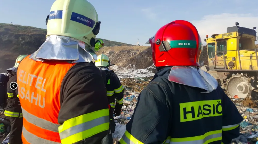 FOTO: V Hradčanech u Přerova hořela velká skládka odpadu, na místě zasahovalo šedesát hasičů