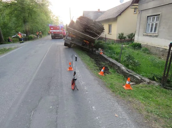 Řidič naboural kvůli včele, škoda přesáhla sto tisíc