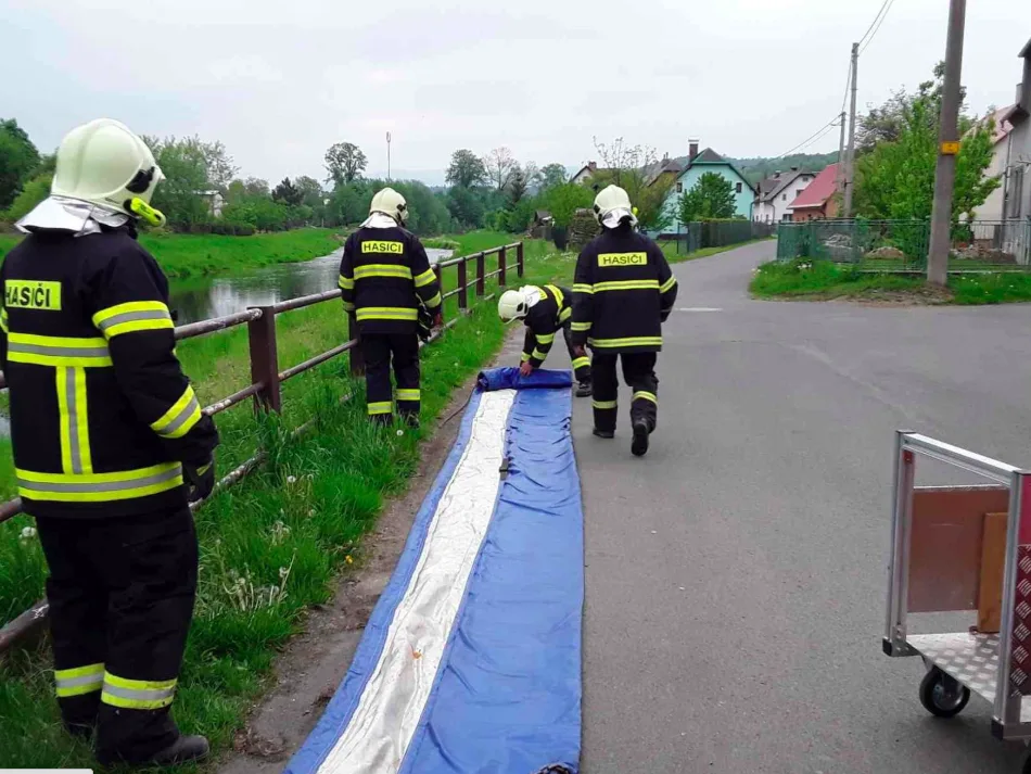 FOTO: Hasiči zasahovali u převrácené cisterny, do řeky z ní vyteklo 200 litrů nafty a vápence
