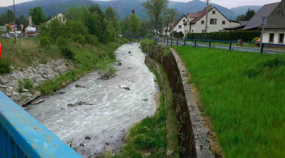 FOTO: Hasiči zasahovali u převrácené cisterny, do řeky z ní vyteklo 200 litrů nafty a vápence