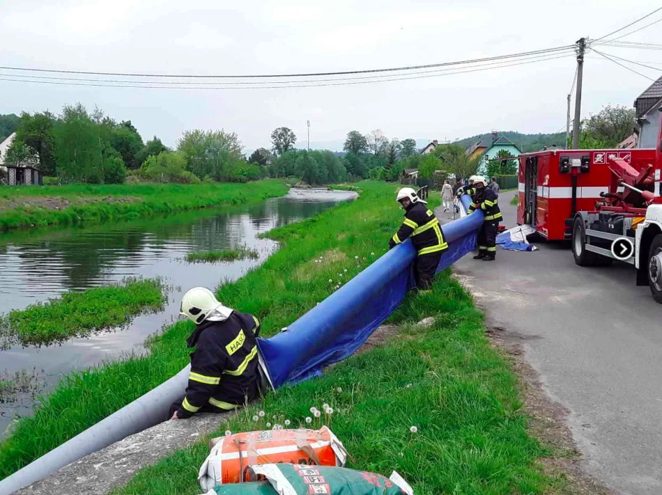 Hasiči vyprostili převrácenou cisternu nad ránem, rybáři hlásí úhyn ryb kvůli vylité ropě