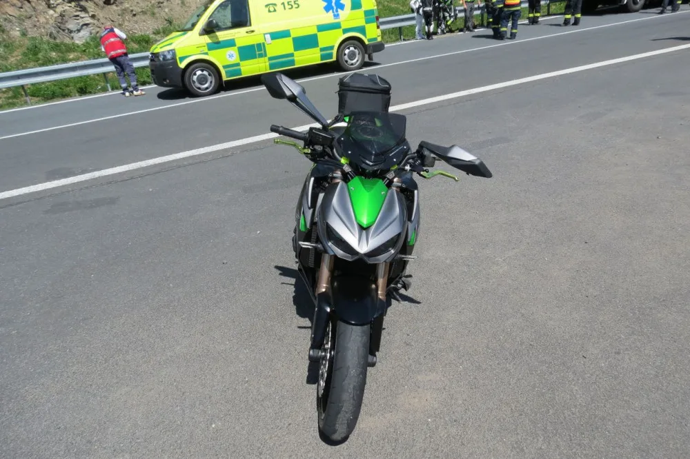 Motorkář dostal v zatáčce smyk, se svým strojem se po zemi sunul až ke svodidlům