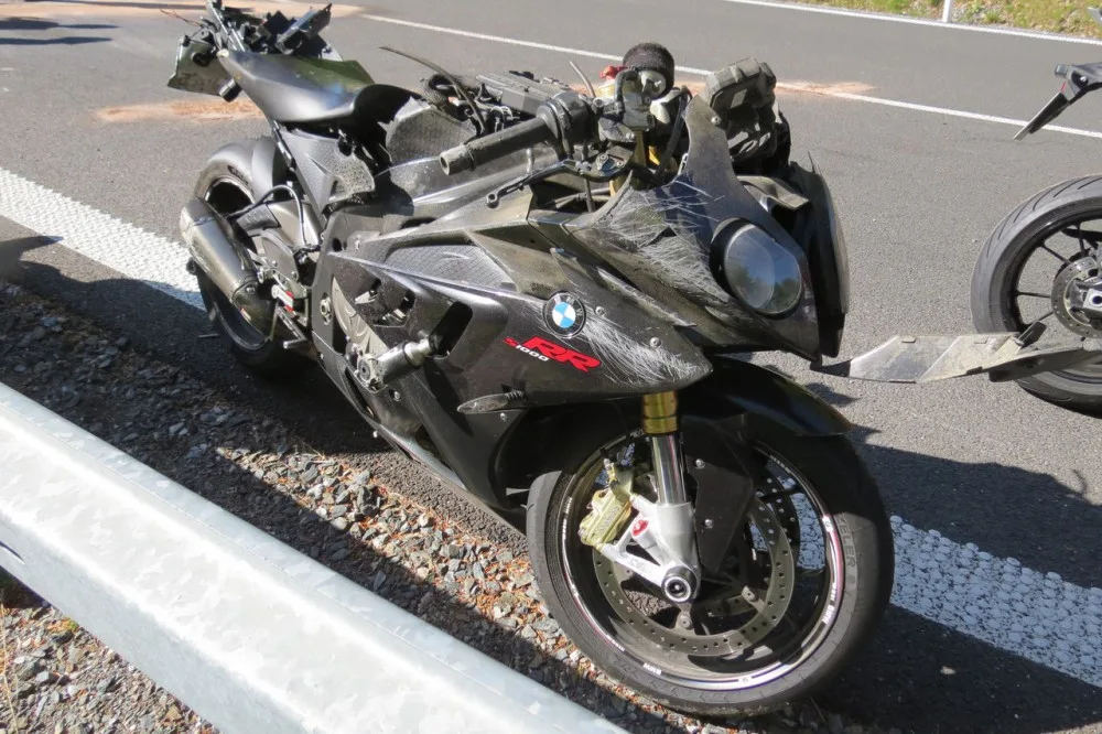 Motorkář nevybral zatáčku a narazil do svodidel. Po kolizi začal jeho stroj hořet