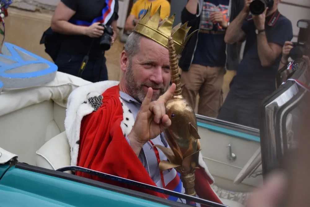 FOTO/VIDEO: Majálesový průvod prošel centrem, David Koller byl na Horním náměstí korunován králem