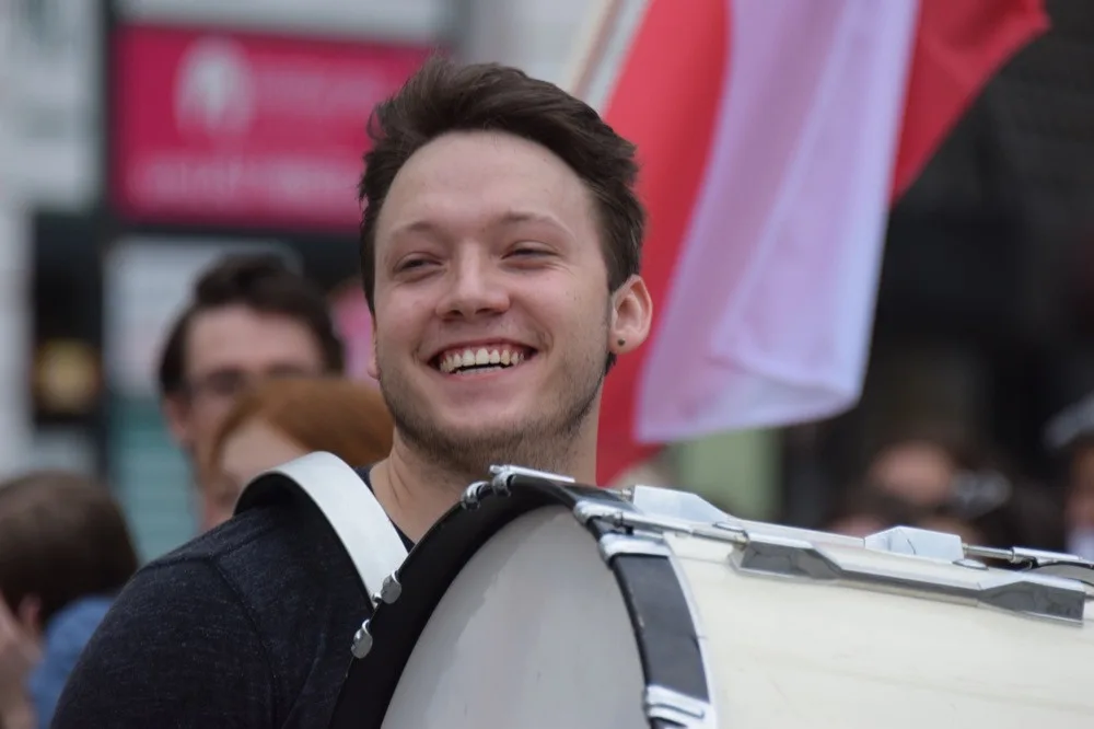 FOTO/VIDEO: Majálesový průvod prošel centrem, David Koller byl na Horním náměstí korunován králem