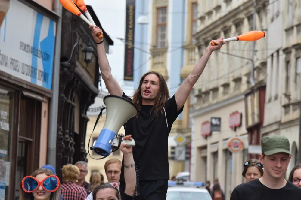 FOTO/VIDEO: Majálesový průvod prošel centrem, David Koller byl na Horním náměstí korunován králem