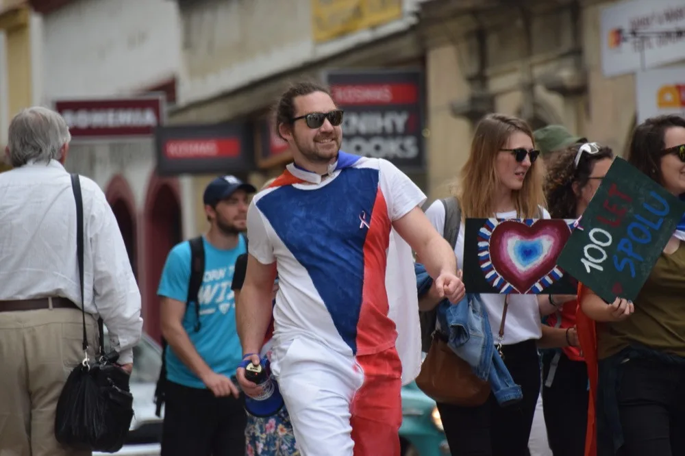 FOTO/VIDEO: Majálesový průvod prošel centrem, David Koller byl na Horním náměstí korunován králem