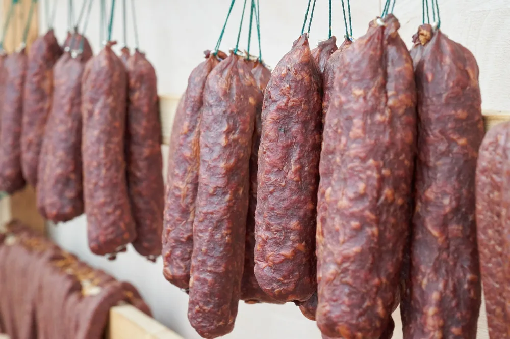 Za krádež alkoholu a uzenin hrozí zloději až dva roky vězení