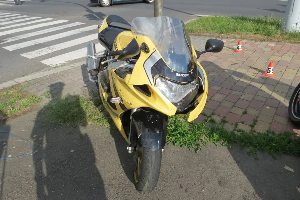 Řidička nedala přednost dvěma motorkářům. První narazil do jejího auta, druhý při pádu zranil chodkyni