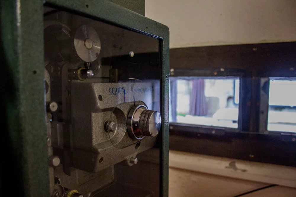 (NE)OBYČEJNÍ: Tuto práci můžou dělat jenom magoři se vztahem k filmu, říká promítač z olomouckého letňáku Jiří Jíša
