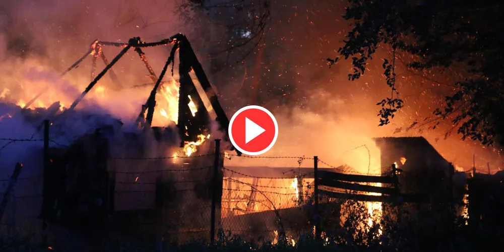 FOTO/VIDEO: V Olomouci v pondělí večer hořela zahradní chatka, zasahovaly tři jednotky hasičů