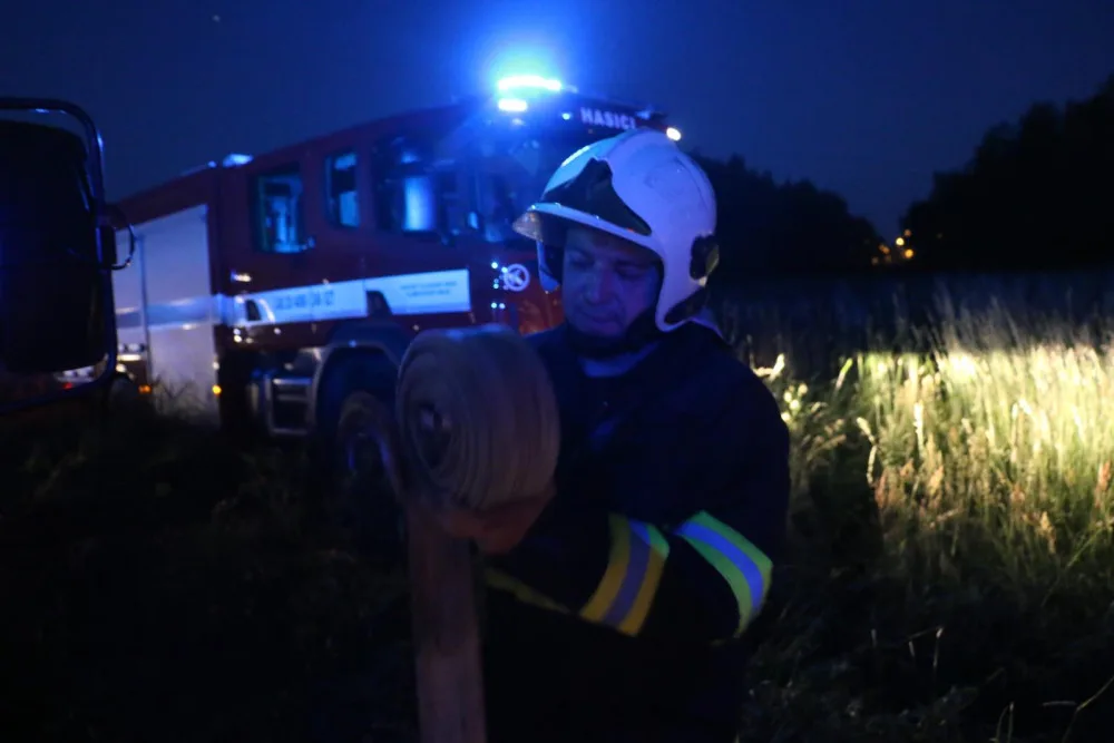 FOTO/VIDEO: V Olomouci v pondělí večer hořela zahradní chatka, zasahovaly tři jednotky hasičů