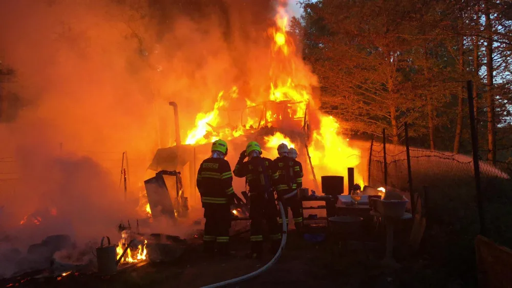 FOTO/VIDEO: V Olomouci v pondělí večer hořela zahradní chatka, zasahovaly tři jednotky hasičů