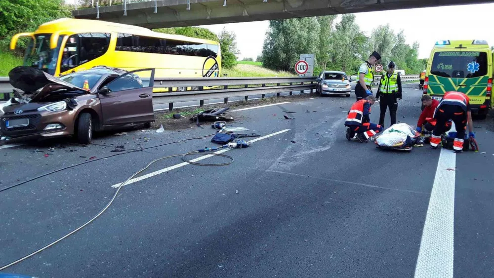 AKTUÁLNĚ: Kamion nedobrzdil a narazil do kolony aut, D46 na Olomouc bude do večera uzavřená