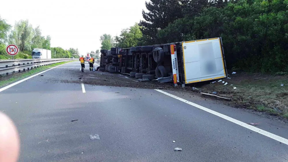 AKTUÁLNĚ: Kamion nedobrzdil a narazil do kolony aut, D46 na Olomouc bude do večera uzavřená