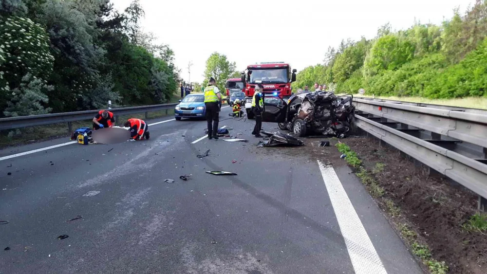 AKTUÁLNĚ: Kamion nedobrzdil a narazil do kolony aut, D46 na Olomouc bude do večera uzavřená