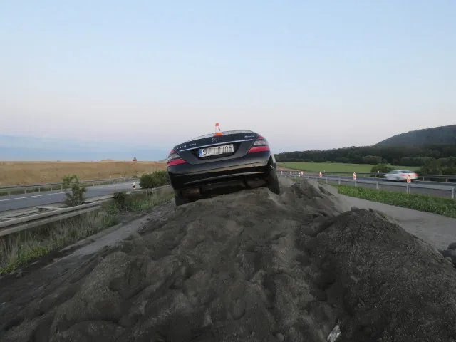 FOTO: Cizinec příliš věřil na dálnici své navigaci, ta ho zavedla na staveniště a do hromady písku